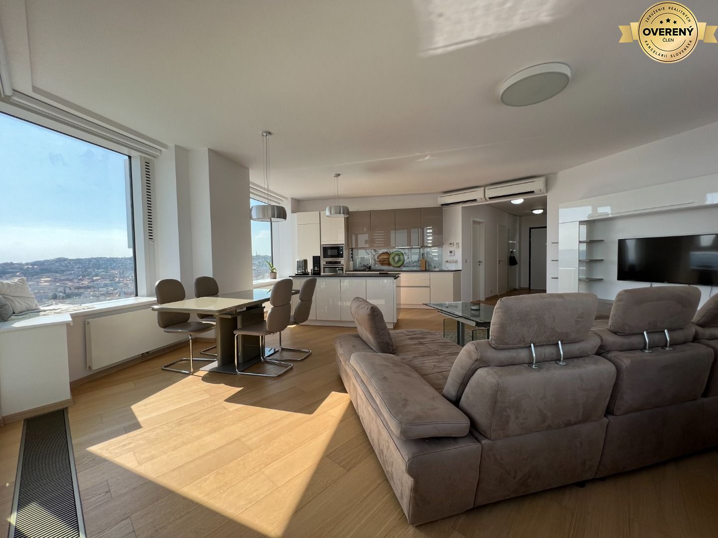 NUERA | PANORAMA CITY - 2-bed apt. with castle view, 26th fl., 97 sqm