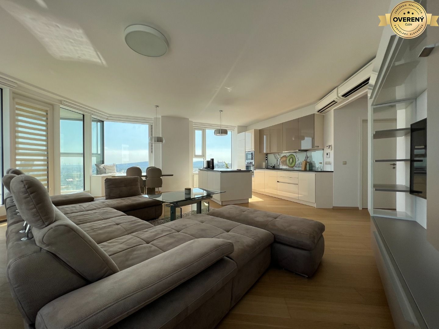 NUERA | PANORAMA CITY - 2-bed apt. with castle view, 26th fl., 97 sqm