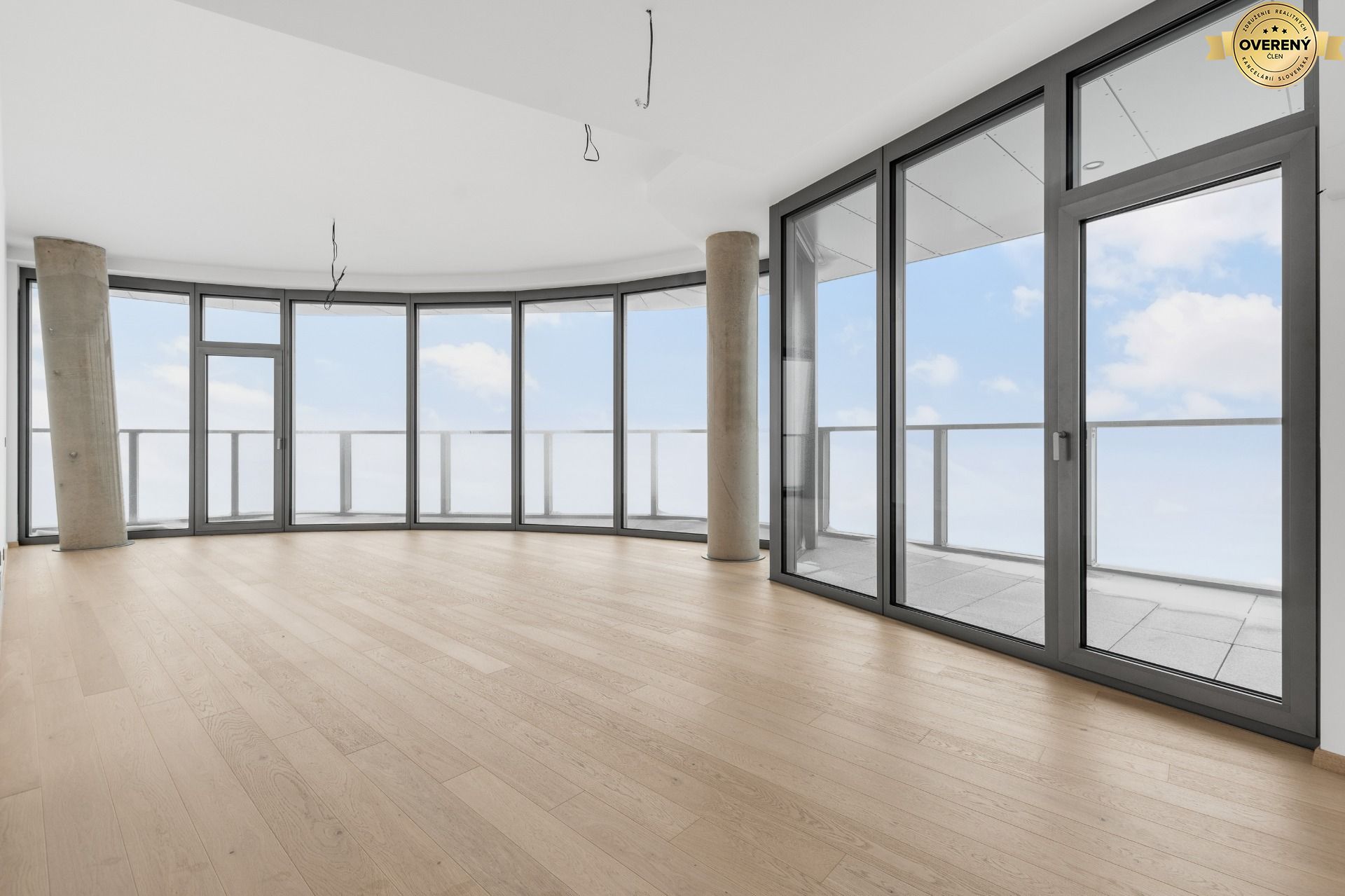 NUERA︱EUROVEA TOWER - LUX 2 bedroom apt., Karpaty view, 35th floor