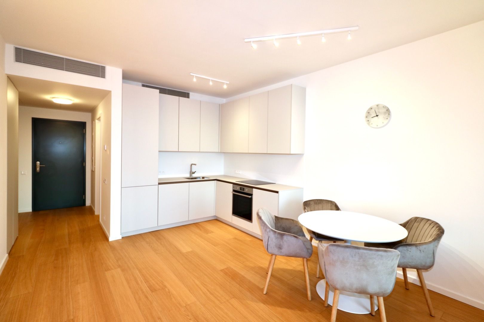 FOR RENT - SKYPARK 1-bedroom apartment, castle view, 16th floor