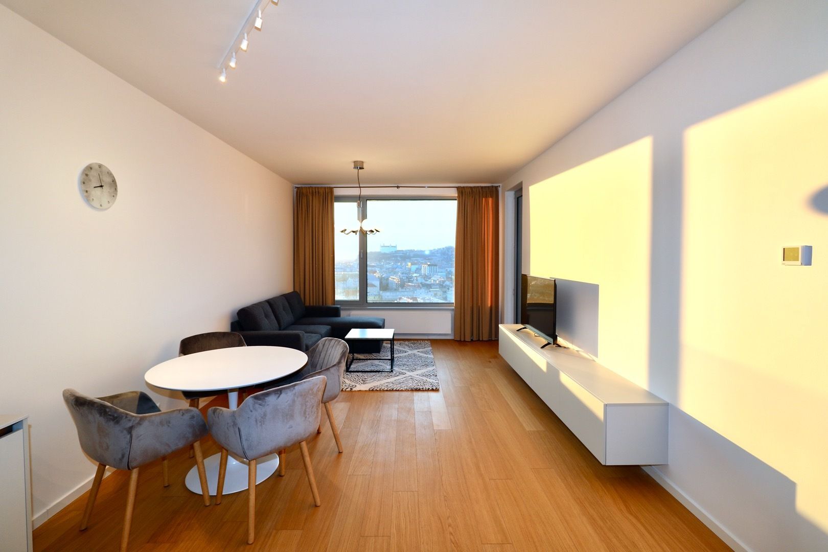FOR RENT - SKYPARK 1-bedroom apartment, castle view, 16th floor
