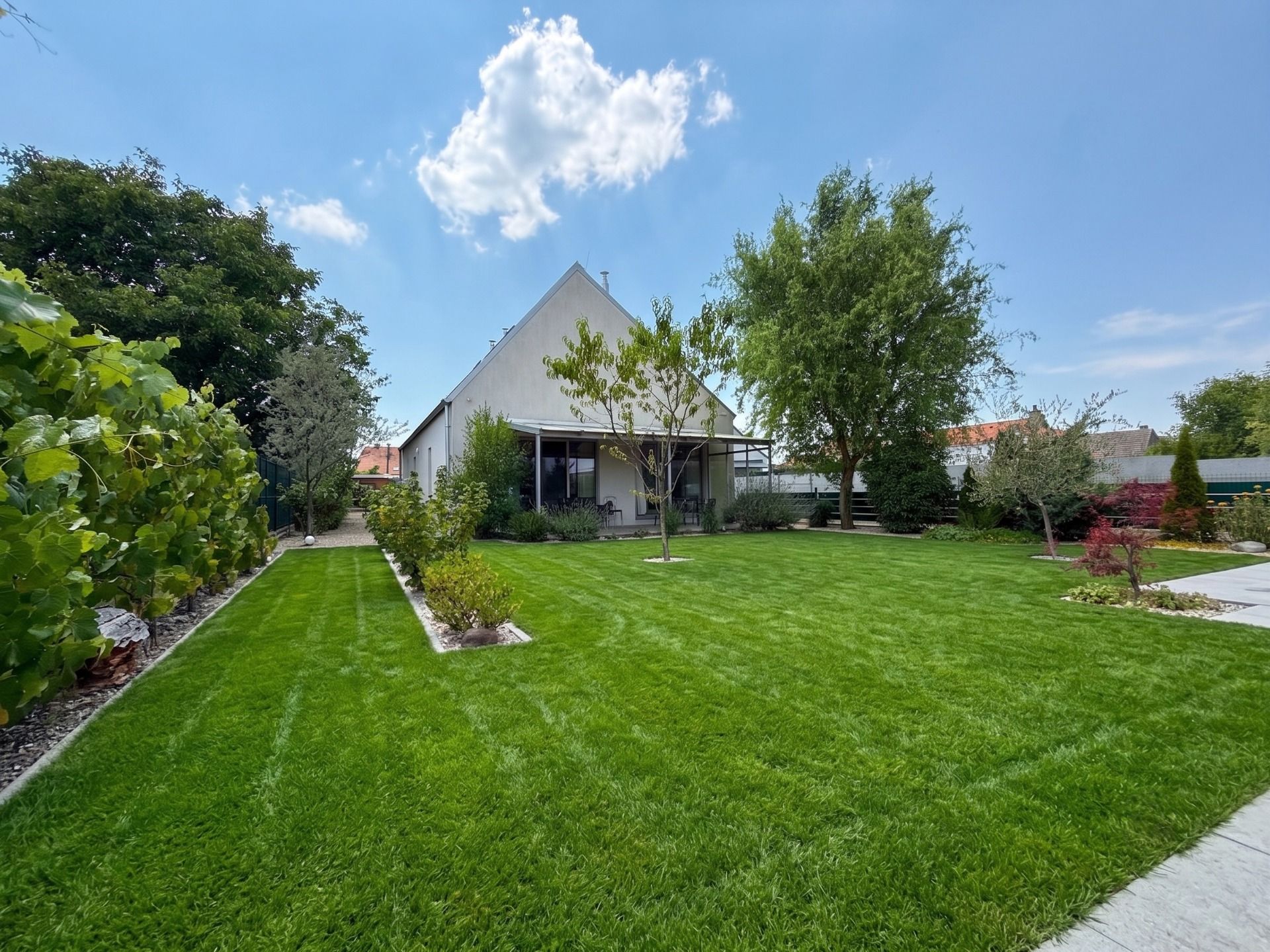 NUERA︱Family house with beautiful garden, Jablonové