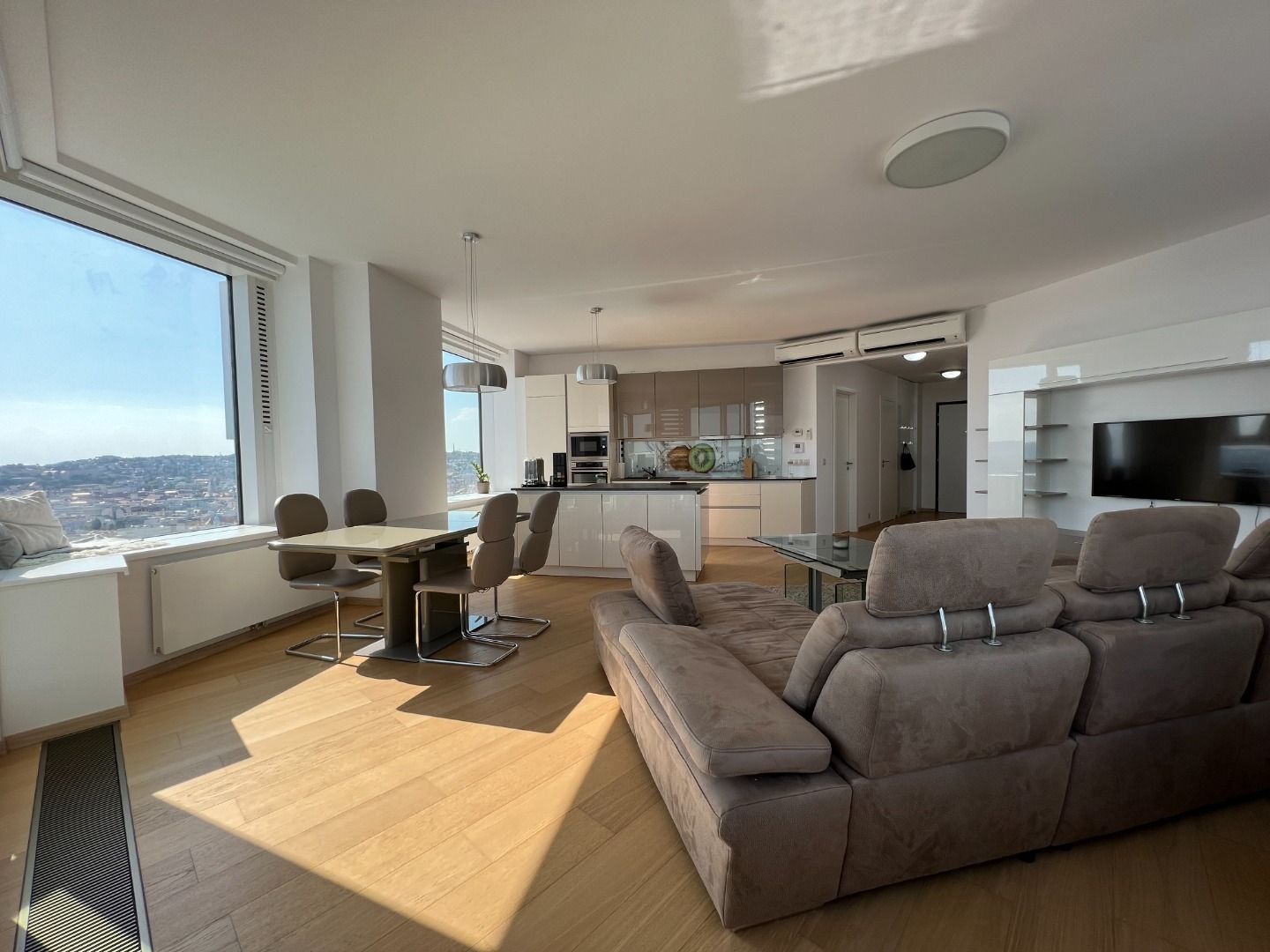 NUERA | PANORAMA CITY - 2-bed apt. with castle view, 26th fl., 97 sqm