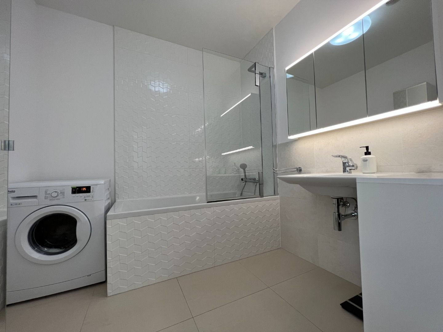 NUERA | PANORAMA CITY - 2-bed apt. with castle view, 26th fl., 97 sqm