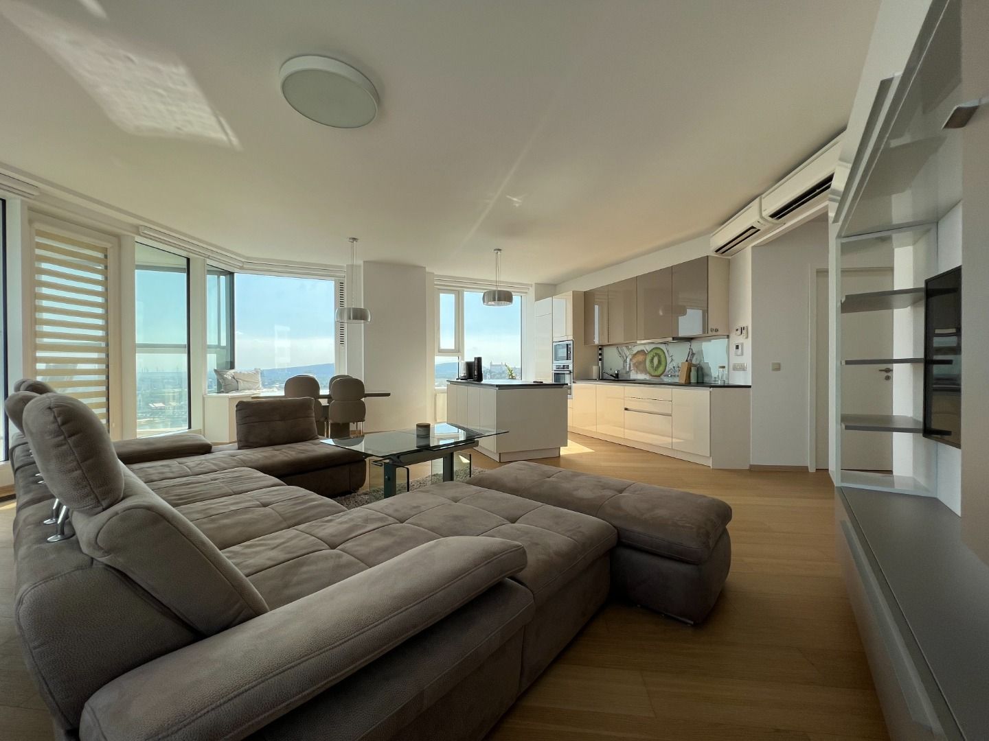 NUERA | PANORAMA CITY - 2-bed apt. with castle view, 26th fl., 97 sqm