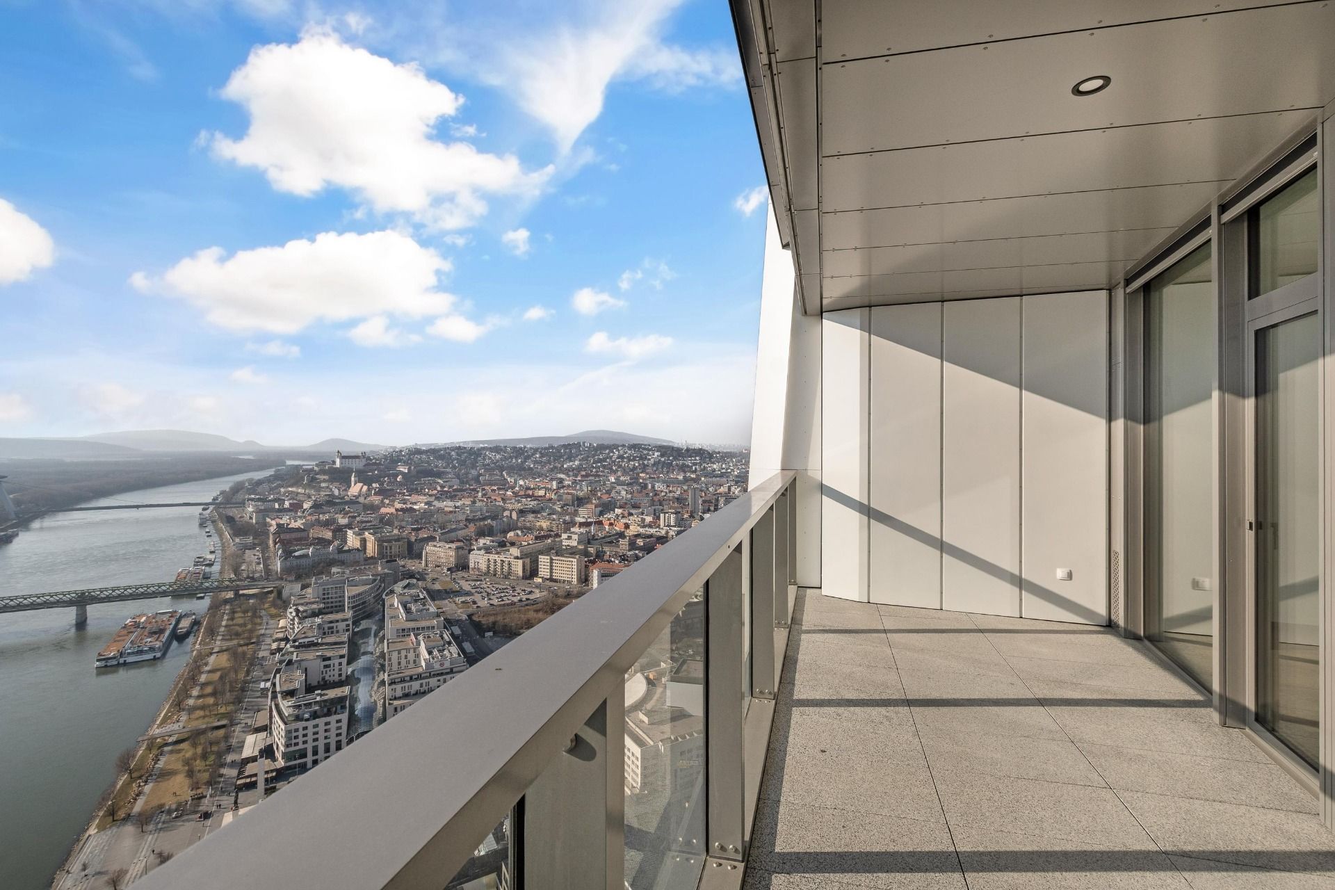 NUERA︱EUROVEA TOWER - Penthouse 3-bed. apt. Danube view, 44th